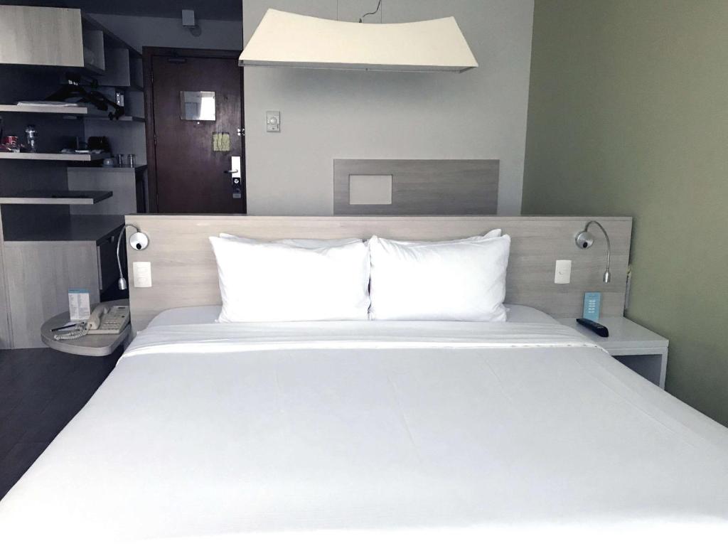 Cama ou camas em um quarto em Mercure Salvador Rio Vermelho