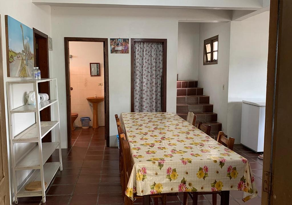  Casa de praia com boa ventilação garagem coberta para 3 carros 50m da praia