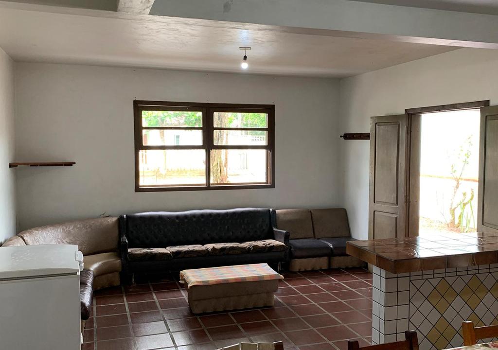  Casa de praia com boa ventilação garagem coberta para 3 carros 50m da praia