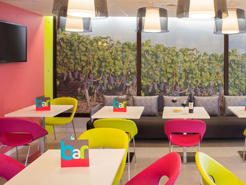 TV a/nebo společenská místnost v ubytování ibis Styles Bordeaux Saint Médard