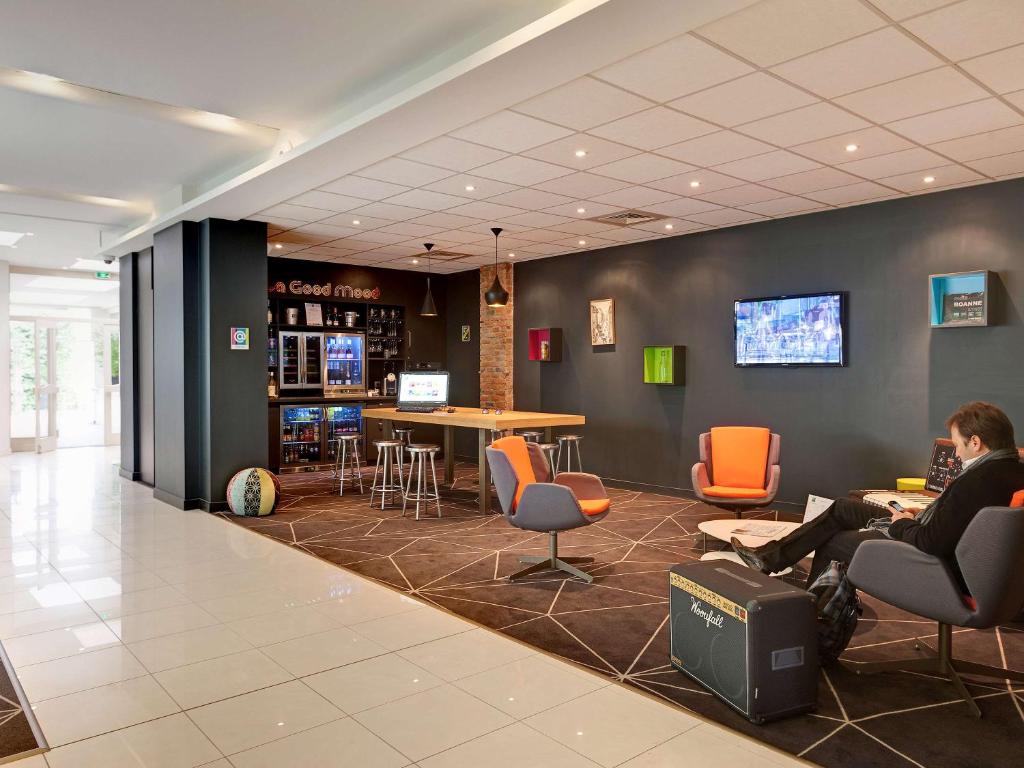 TV a/nebo společenská místnost v ubytování ibis Styles Roanne Centre Gare