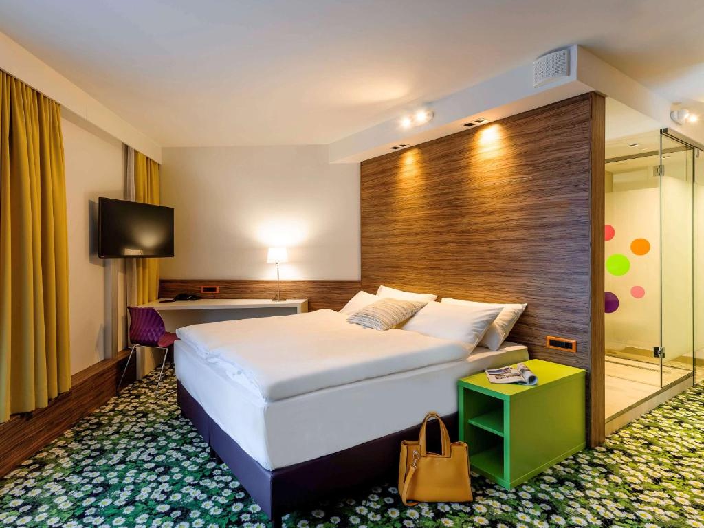 Łóżko lub łóżka w pokoju w obiekcie Ibis Styles Wien City