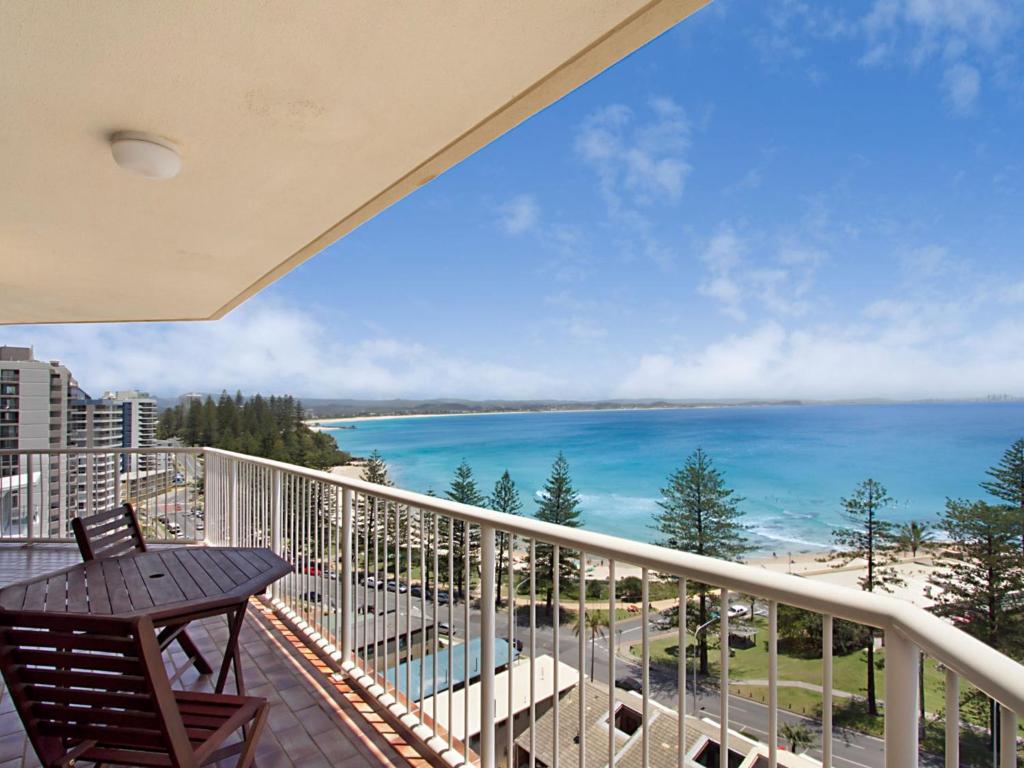 balcone con tavolo e vista sull'oceano di Carool Unit 25 a Gold Coast