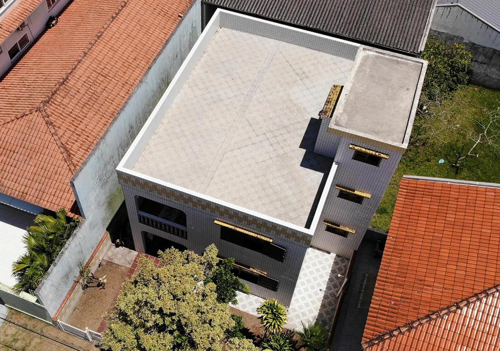  Casa de praia com boa ventilação garagem coberta para 3 carros 50m da praia