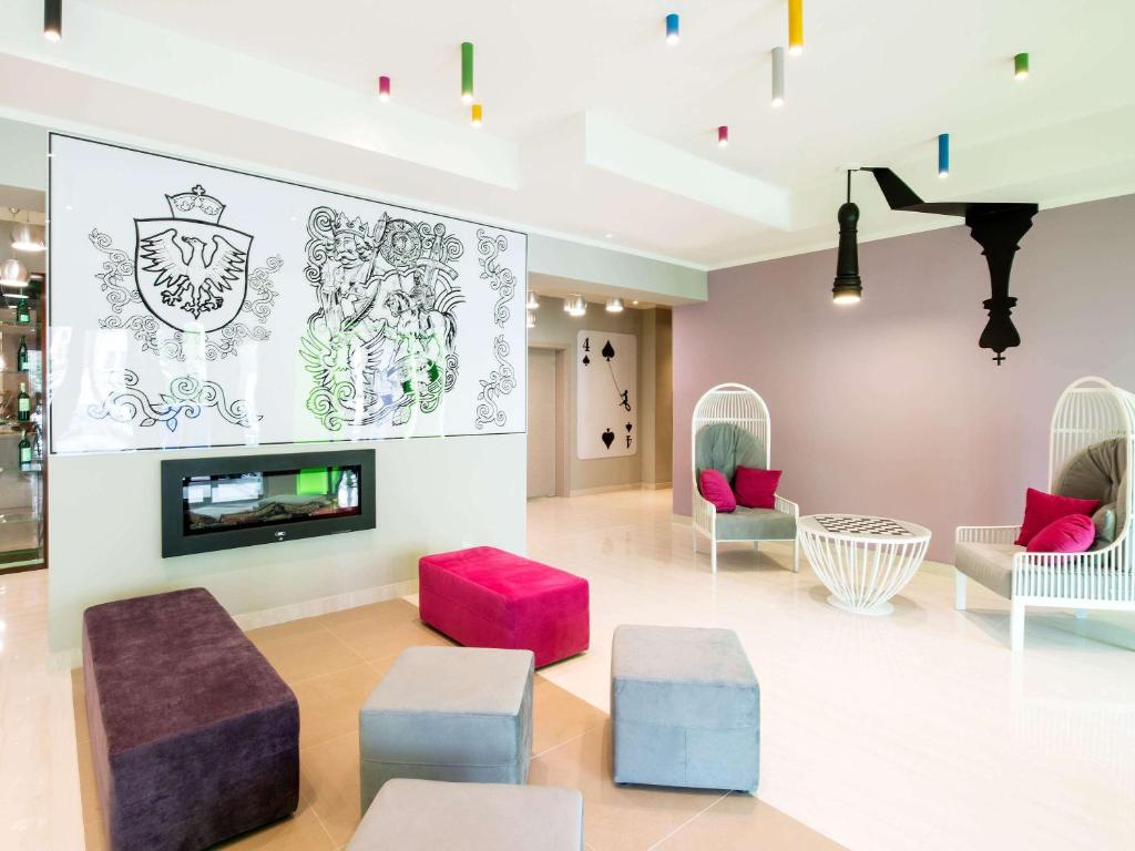 Televízia a/alebo spoločenská miestnosť v ubytovaní Ibis Styles Gniezno Stare Miasto