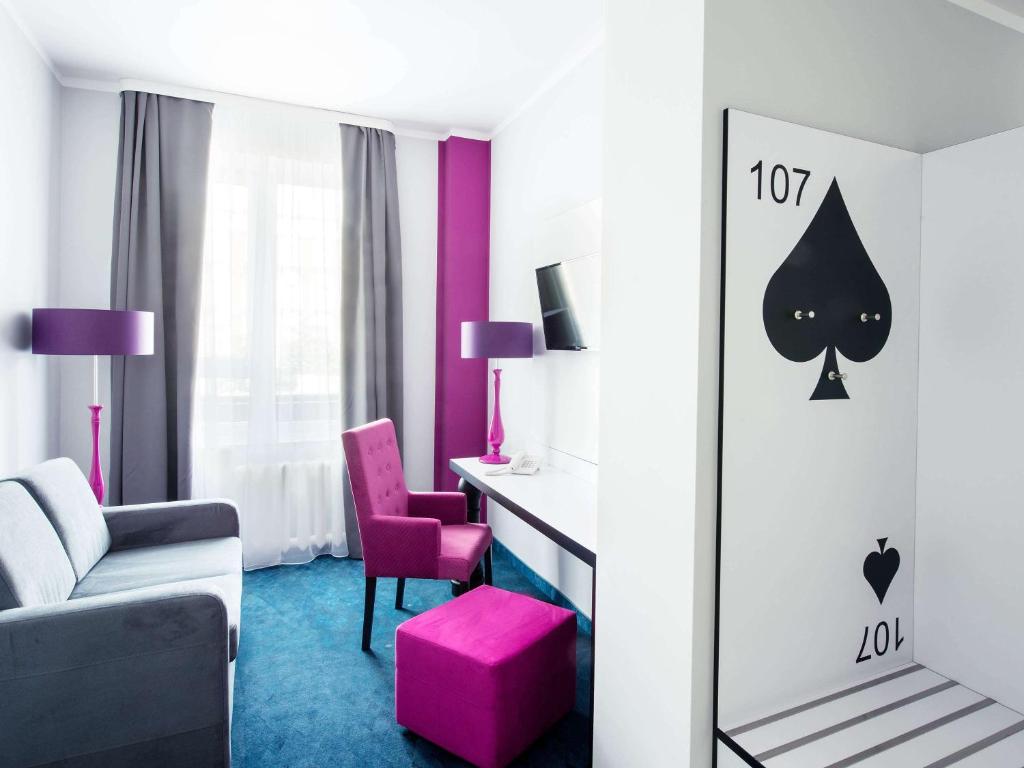 Televízia a/alebo spoločenská miestnosť v ubytovaní Ibis Styles Gniezno Stare Miasto