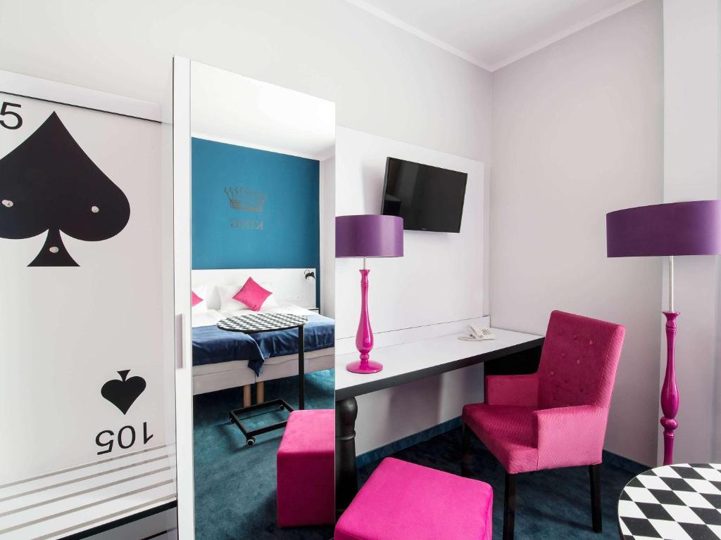 Televízia a/alebo spoločenská miestnosť v ubytovaní Ibis Styles Gniezno Stare Miasto