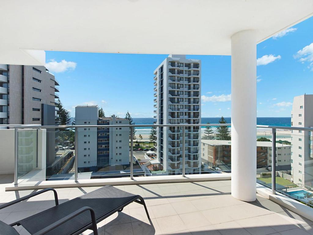- un balcon avec vue sur l'océan et les bâtiments dans l'établissement Eden Apartments Unit 901, à Gold Coast