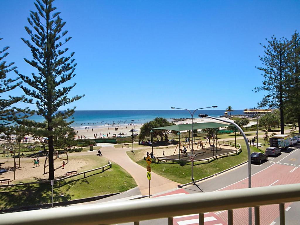- un balcon offrant une vue sur la plage dans l'établissement Kingston Court Unit 11, à Gold Coast