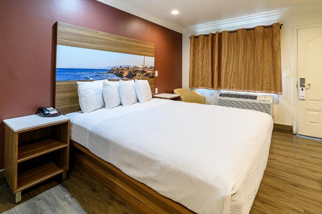 pokój hotelowy z dużym łóżkiem i oknem w obiekcie Hyland Inn near Legoland w mieście Carlsbad