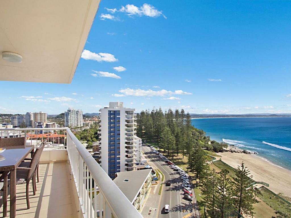 einen Balkon mit Blick auf den Strand und das Meer in der Unterkunft Rainbow Place Unit 43 in Gold Coast