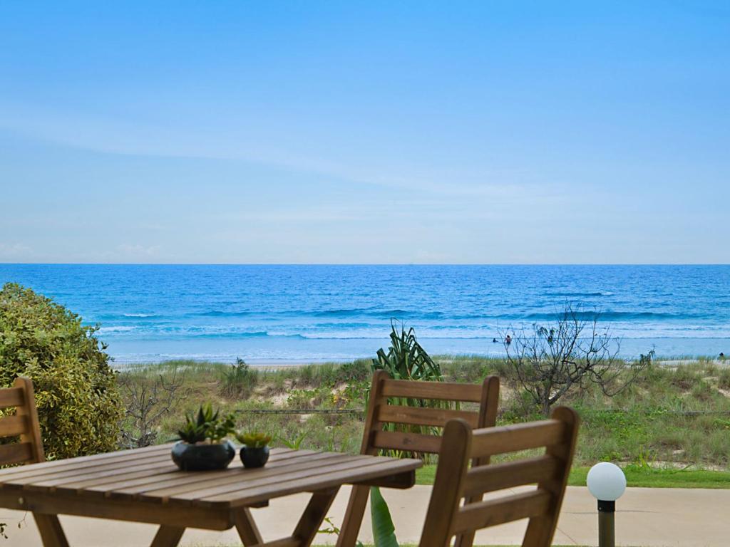 黃金海岸的住宿－Tahnee Court Unit 3，一张木桌和椅子,享有海景
