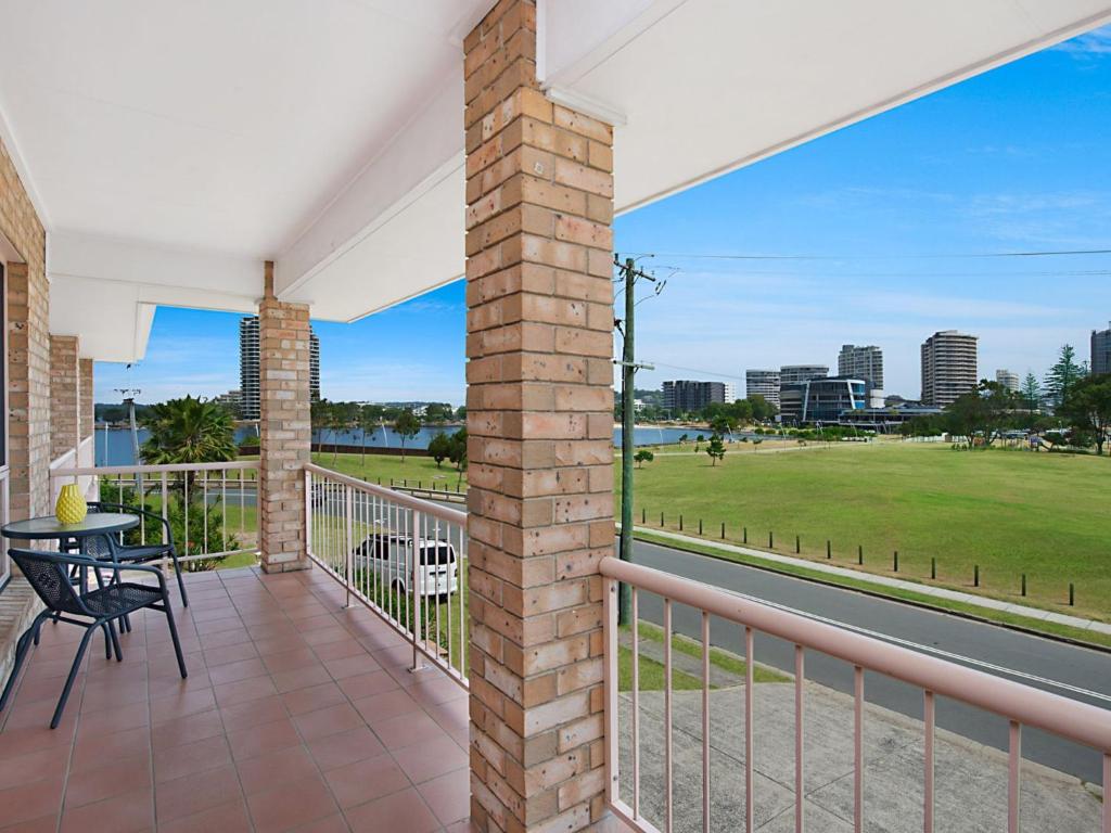 
a patio area with a balcony overlooking a river at Tumut Unit 2 - Great unit in a central location to beaches, clubs and shopping Wi-Fi included in Coolangatta
