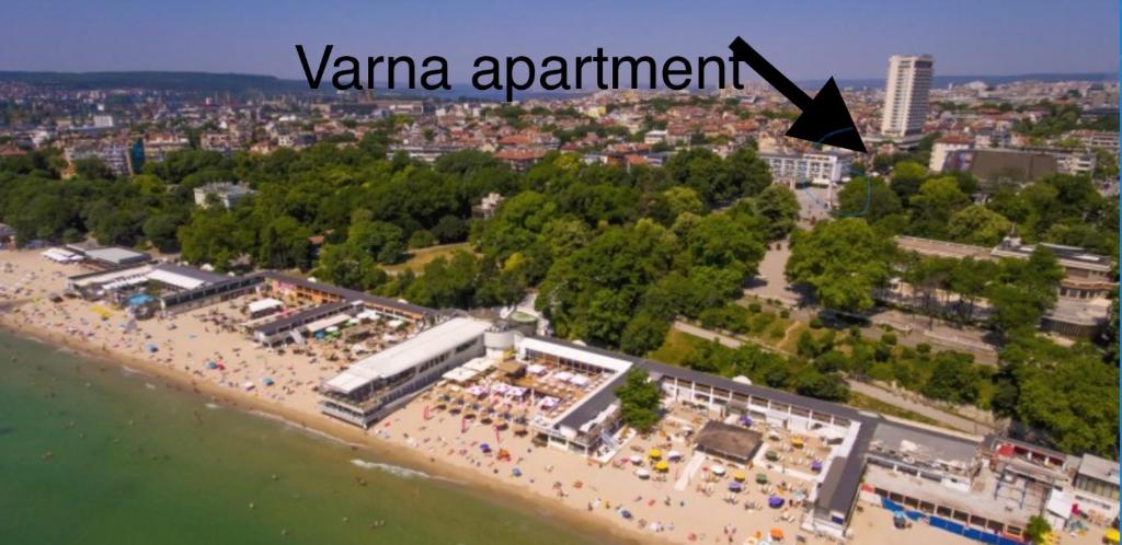una vista aérea de una playa con gente en ella en Varna apartment en Varna