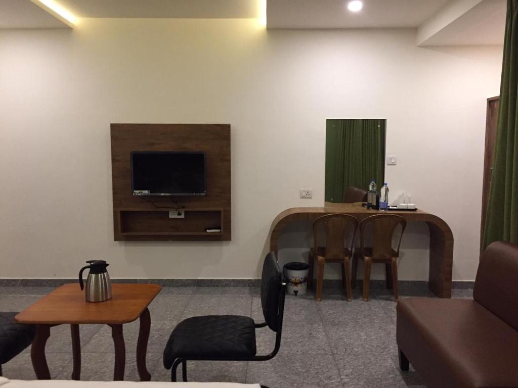 TV a/nebo společenská místnost v ubytování Hillfort Inn