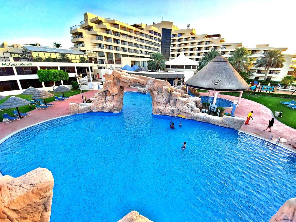 una gran piscina con un tobogán de agua en un complejo en Danat Al Ain Resort, en Al Ain