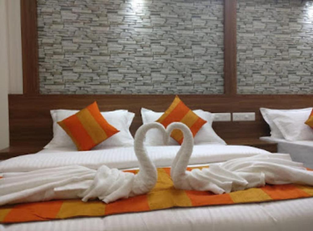 Postel nebo postele na pokoji v ubytování HISHAM SUITES