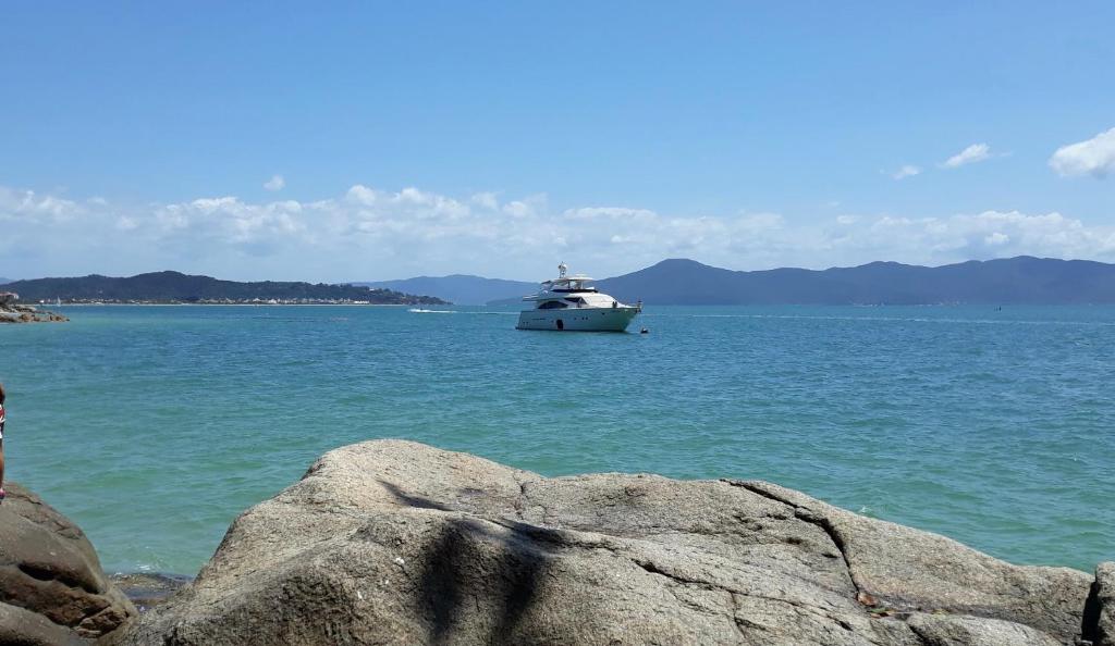 un bateau au milieu de l'eau dans l'établissement Apartamento em Canasvieiras perto do mar, à Florianópolis