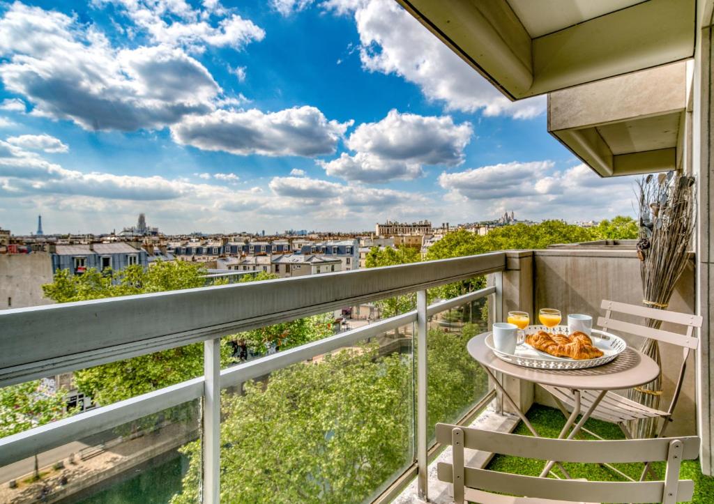 balcone con tavolo, sedie e vista sulla città di 825 - Panoramic view in Paris Olympic Games 2024 a Parigi