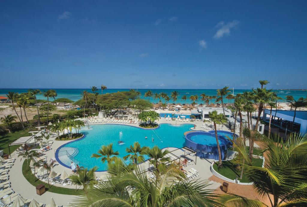 een luchtzicht op een resort met een zwembad bij Riu Palace Antillas - Adults Only - All Inclusive in Palm-Eagle Beach