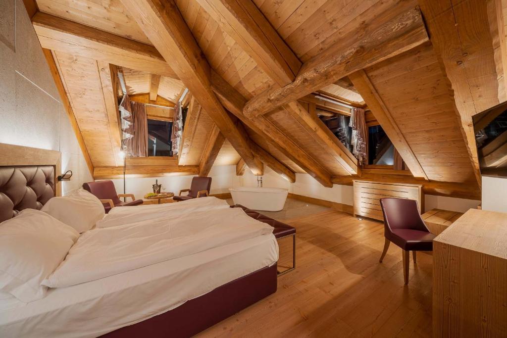 Кровать или кровати в номере Royal Hotel Cortina