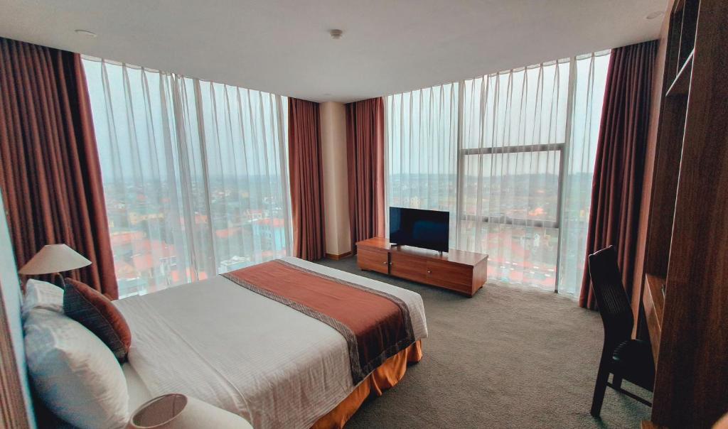 Habitación de hotel con cama y TV en Muong Thanh Dien Chau Hotel en Diễn Châu