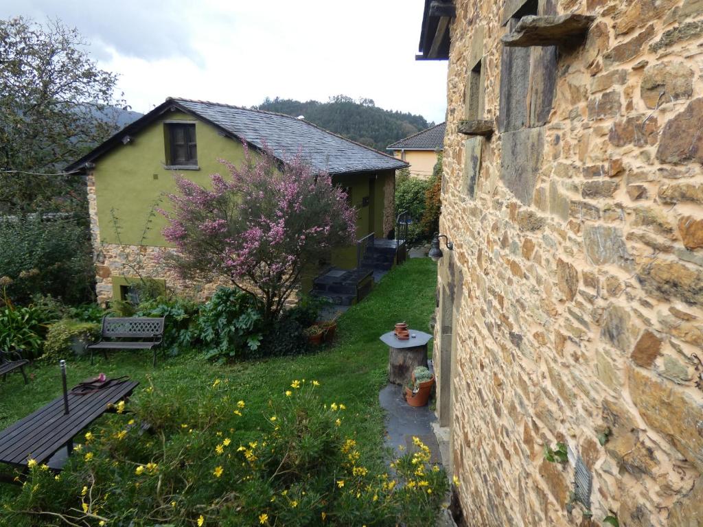 a view of a garden from the side of a building at El Observatoriu in Muñás