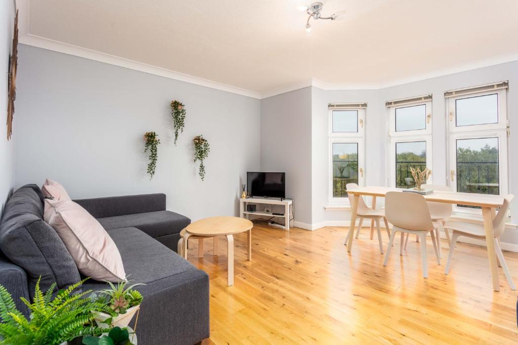 een woonkamer met een bank en een tafel bij Millbrae Residence - Donnini Apartments in Ayr