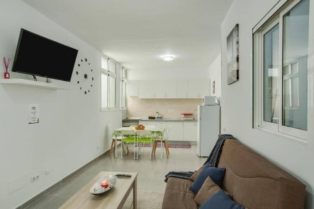 ein Wohnzimmer mit einem Sofa und einem Tisch in der Unterkunft 2b El Amore in Vecindario