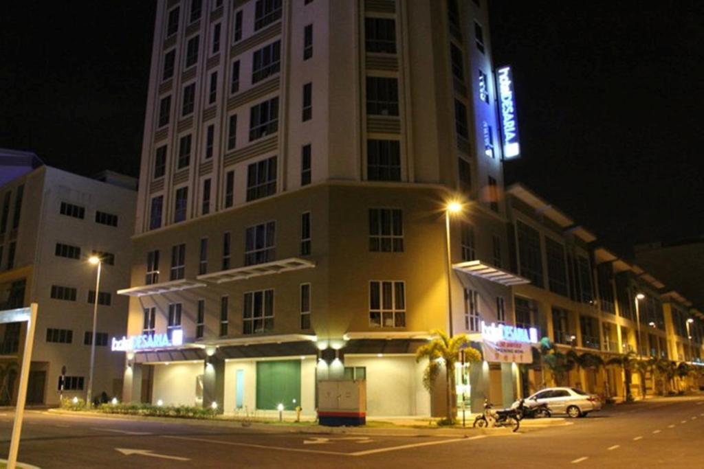 ein großes Gebäude mit einem davor geparkt in der Unterkunft Hotel Desaria in Petaling Jaya