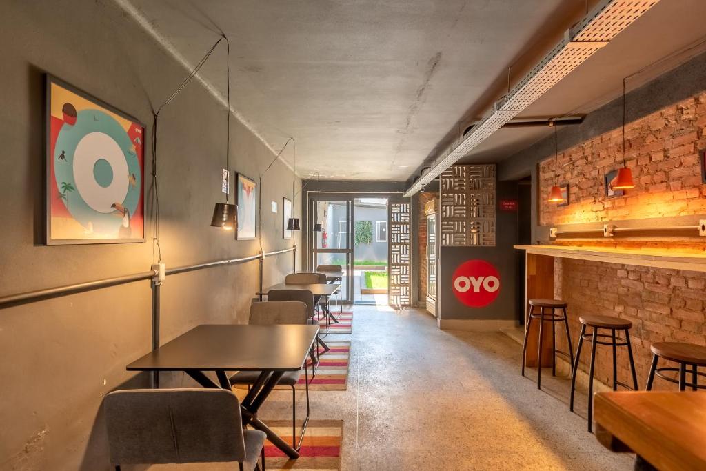 um restaurante com mesas e cadeiras e um bar em OYO Hotel Massimo Brooklin, Sao Paulo em São Paulo