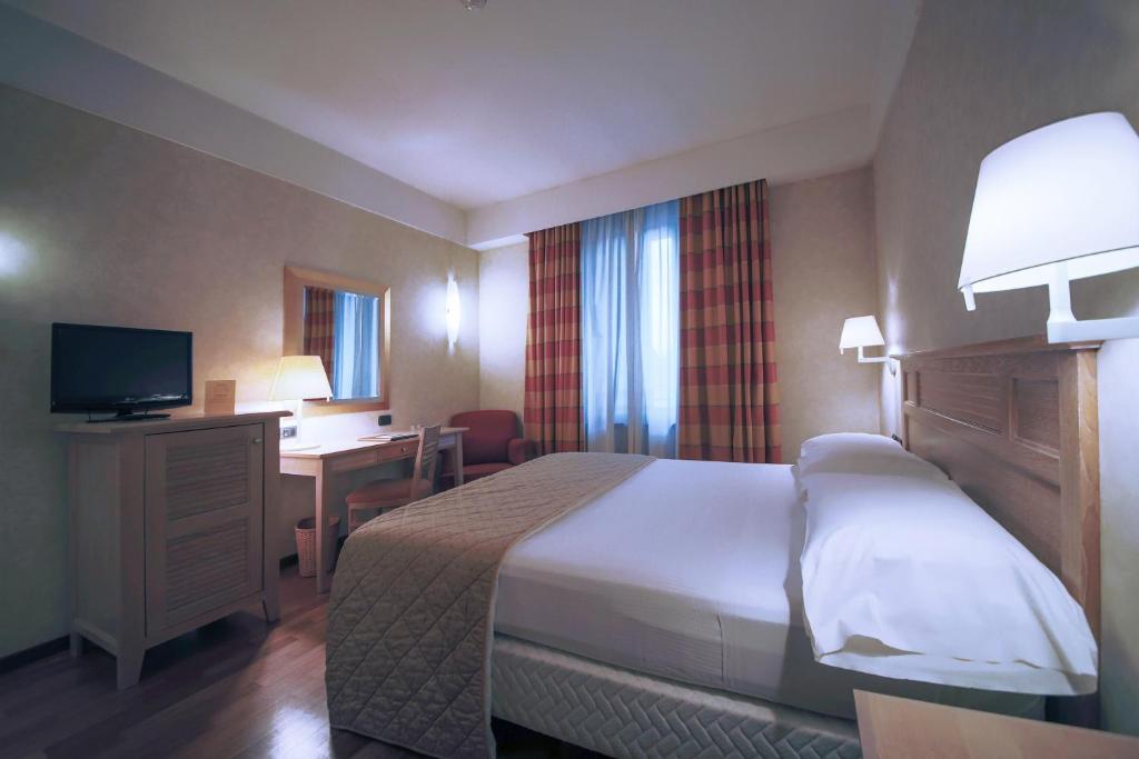 TV a/nebo společenská místnost v ubytování Monica Hotel Fiera