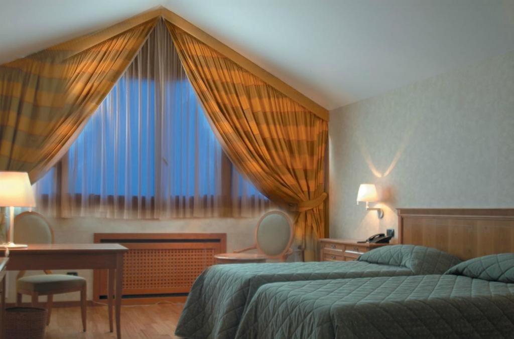 Postel nebo postele na pokoji v ubytování Monica Hotel Fiera
