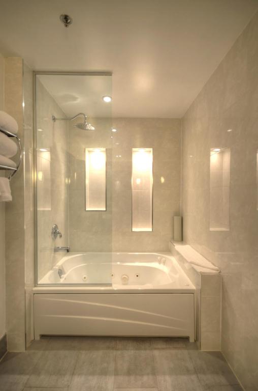 Armon Plaza Montreal Airpt, Trademark Collection by Wyndham - One-Bedroom King Suite - Non-Smoking
