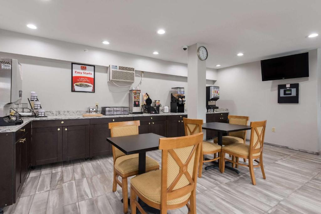 a restaurant with two tables and chairs and a counter at Econo Lodge Inn & Suites in Mason City