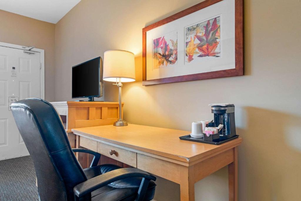 TV a/nebo společenská místnost v ubytování Econo Lodge Inn & Suites
