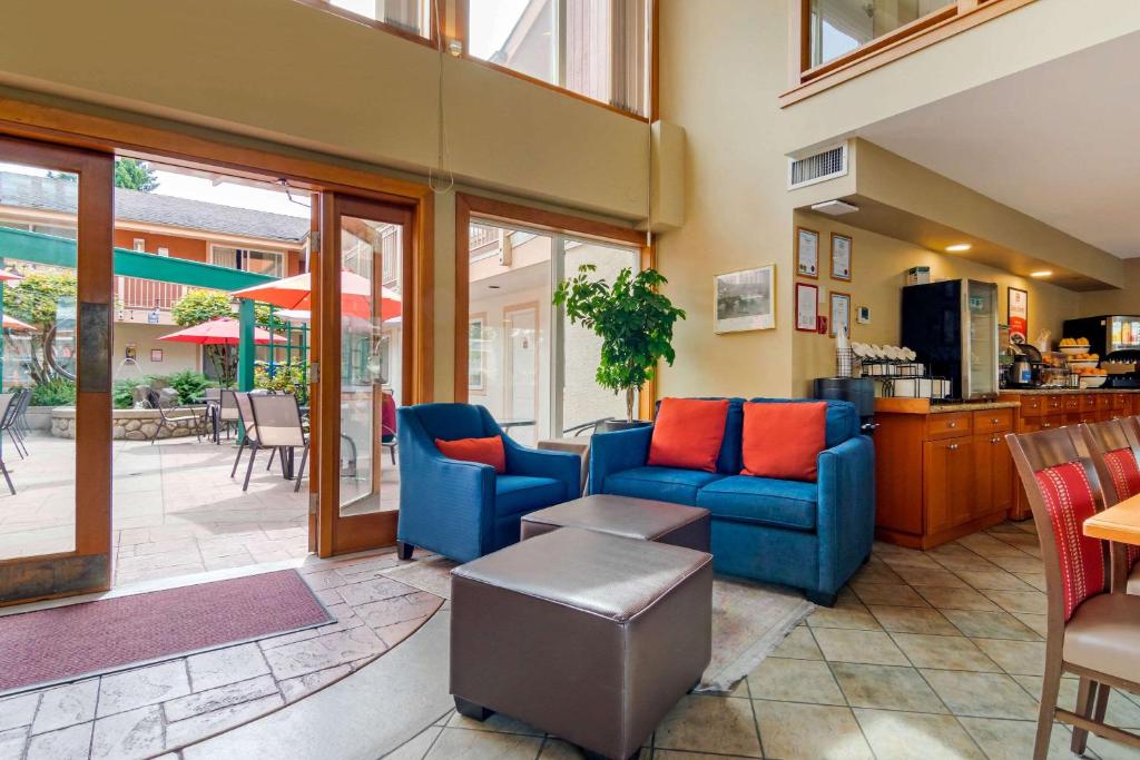 Posezení v ubytování Econo Lodge Inn & Suites