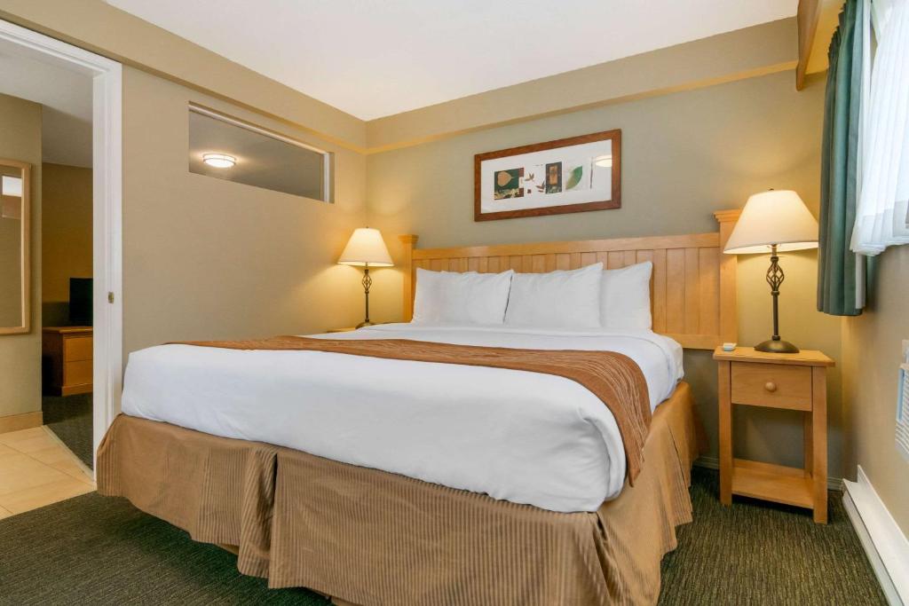 Postel nebo postele na pokoji v ubytování Econo Lodge Inn & Suites