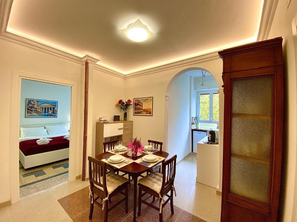 ein Esszimmer mit einem Tisch und ein Schlafzimmer in der Unterkunft Domus Delphi in Rom