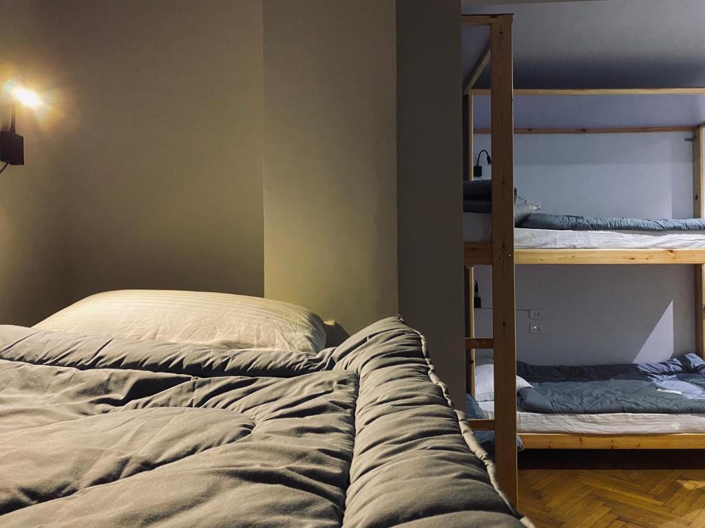 Letto o letti in una camera di Madina Hostel