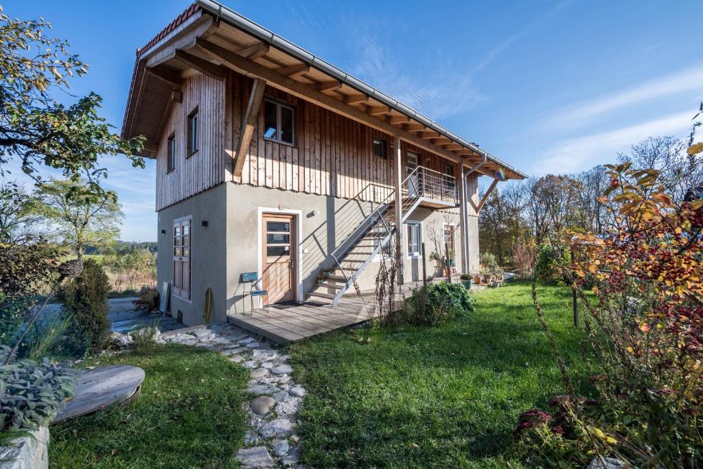 ein Haus mit einer Seitentreppe in der Unterkunft Ferienwohnung Bei der Töpferei in Pittenhart