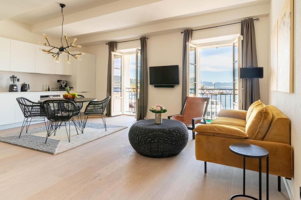 uma sala de estar com um sofá e uma mesa em Maison Bellevue em Saint-Tropez