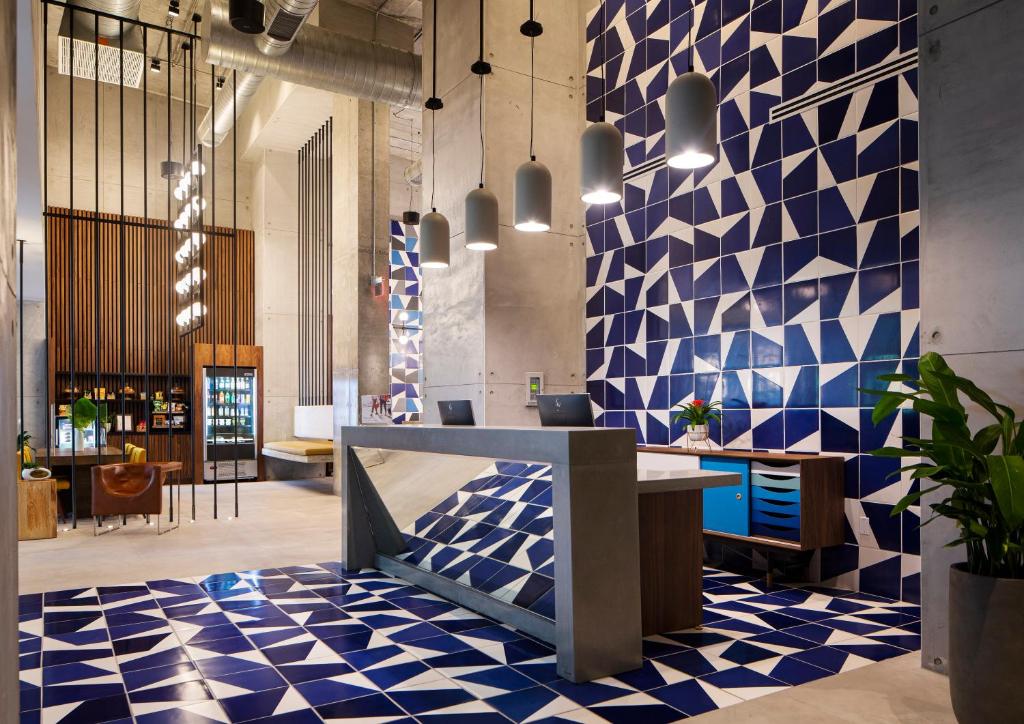 un vestíbulo con una pared de azulejos azul y blanco en Hotel Indigo Miami Brickell, an IHG Hotel, en Miami