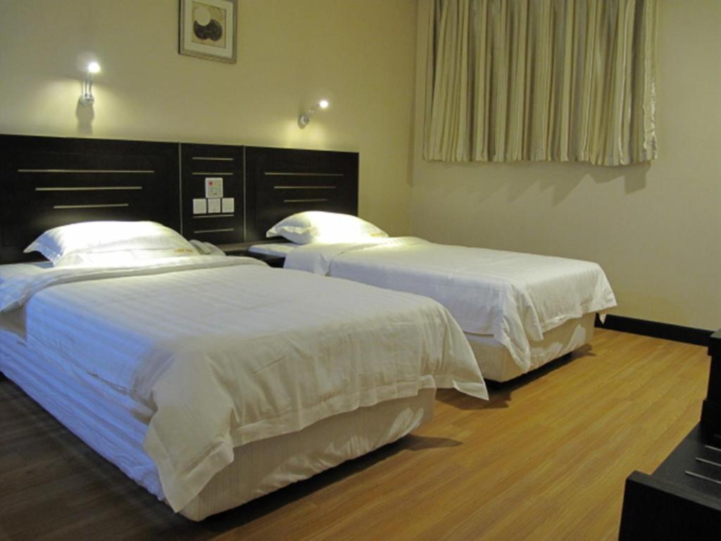 Postel nebo postele na pokoji v ubytování Labuk Hotel