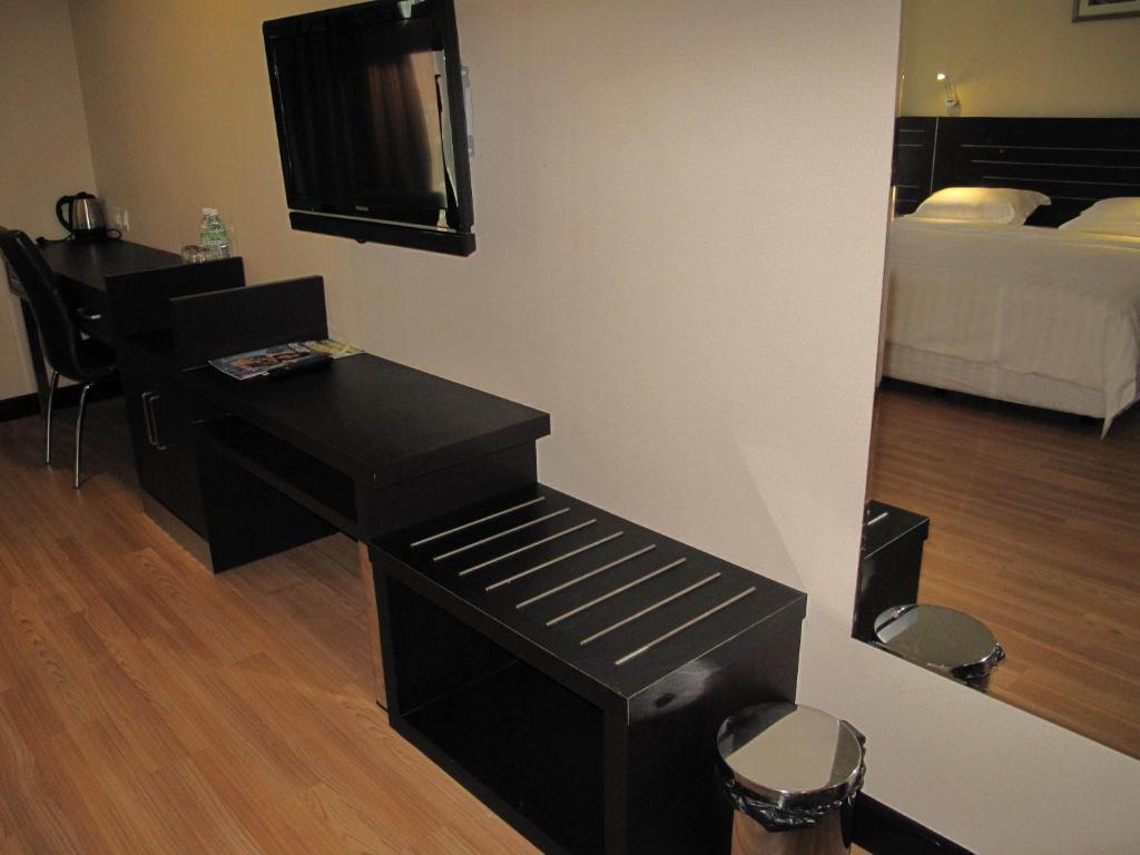 TV a/nebo společenská místnost v ubytování Labuk Hotel