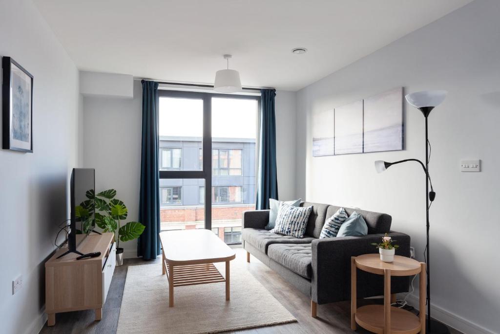 sala de estar con sofá y mesa en Modern 1 Bedroom apartment in Central Brimingham, en Birmingham