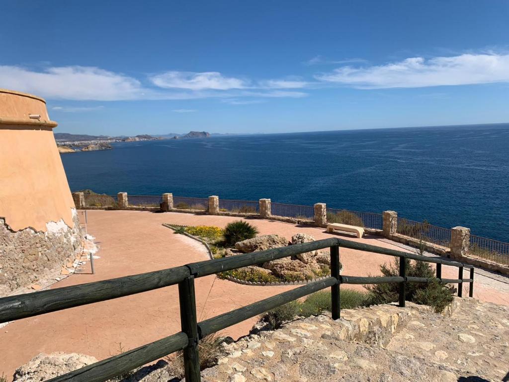 vista sull'oceano da una collina con recinzione di S&H La Consentida a San Juan de los Terreros