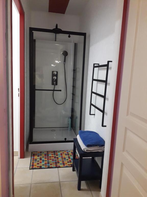 Un baño de DORMIR A MONTAUBAN Logements Carreyrat Calme et Verdoyant