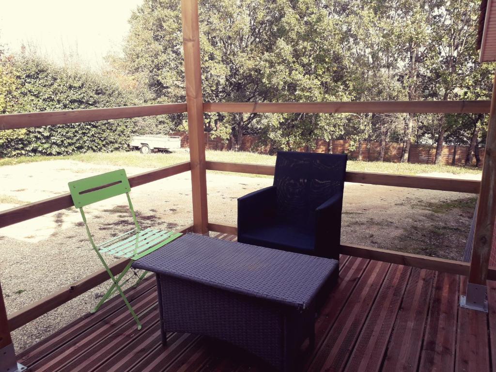 Un lugar para sentarse en DORMIR A MONTAUBAN Logements Carreyrat Calme et Verdoyant