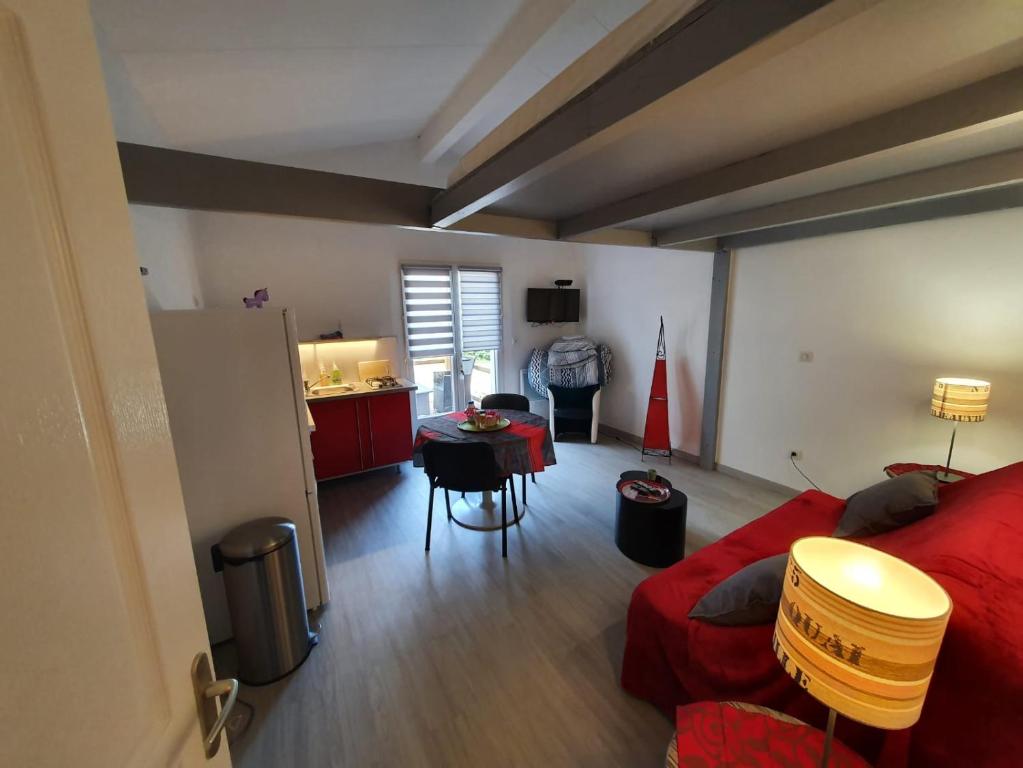 Un lugar para sentarse en DORMIR A MONTAUBAN Logements Carreyrat Calme et Verdoyant